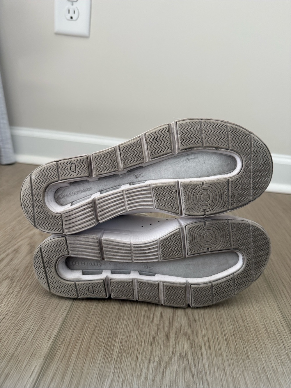 On Cloud Versa and The Roger Bundle - Women’s Size 6 - Picture 16 of 16